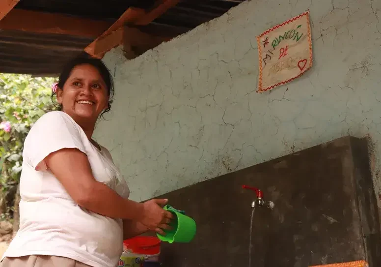 Ruth utilizando agua potable