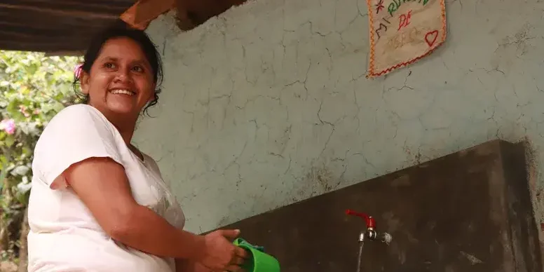 Ruth utilizando agua potable